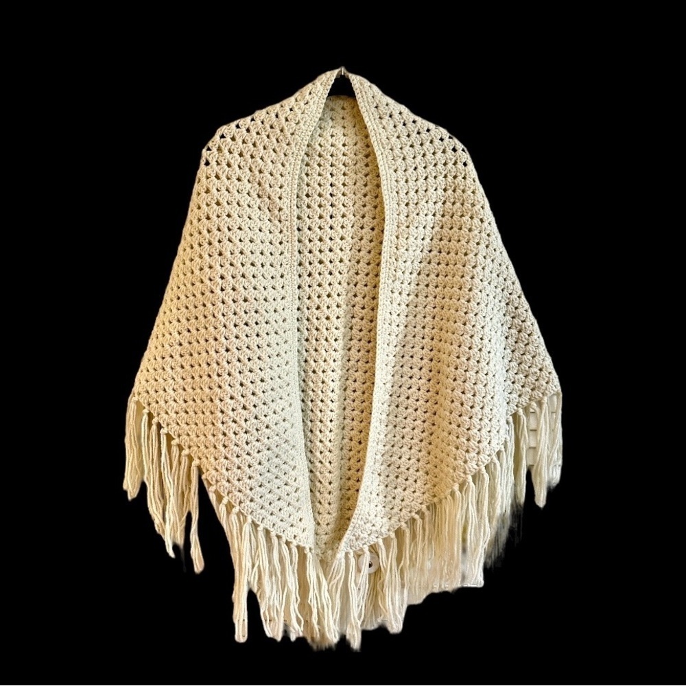 HAND STITCHED, WOMENS LARGE KNIT SHAWL IN CREAM. TIED FRINGE DETAIL.